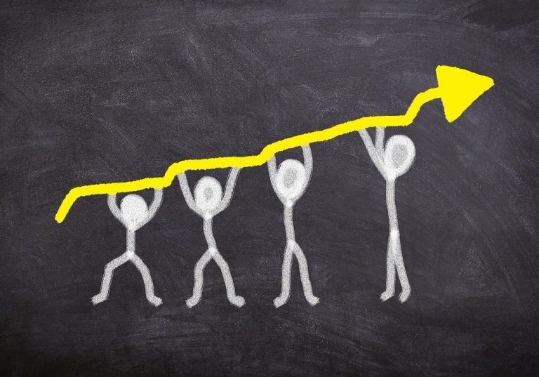 Teams Vier Strichmännchen heben einen gelben Aufwärtspfeil für Wachstum.