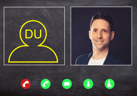 Online Symbol eines Benutzers neben einem lächelnden Mann in einem dunklen Outfit.