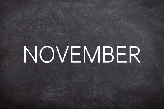 November Der Text "NOVEMBER" auf einer schwarzen Tafel.