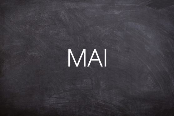 Mai Schwarze Tafel mit der Aufschrift "MAI" in weißer Schrift.