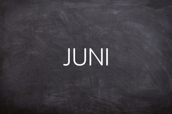 Juni Monochrome Tafel mit dem Wort "JUNI" in großer, weißer Schrift.