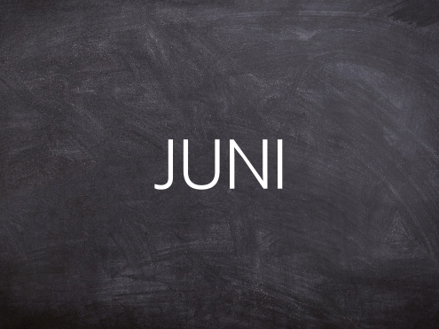 Text auf einer Tafel: "JUNI" in großer, klarer Schrift.