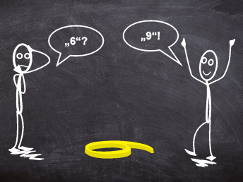 Zwei Strichmännchen diskutieren über mathematische Gleichungen auf einer Tafel.