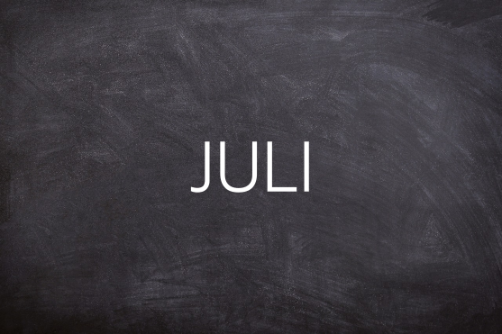 Monochrome Tafel mit dem Wort "JUNI" in großer, weißer Schrift.