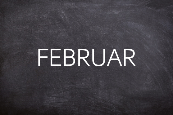 Februar Schwarze Tafel mit dem Wort "FEBRUAR" in großen, weißen Buchstaben.