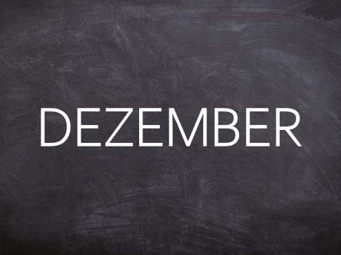 Der Schriftzug "DEZEMBER" auf einer schwarzen Tafel.