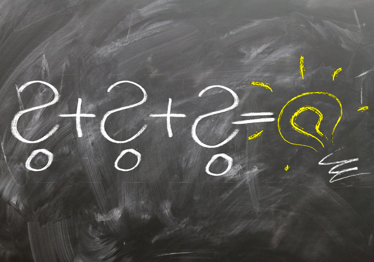 Psychologisches Coaching Eine Mathematikgleichung mit Fragezeichen und eine leuchtende Glühbirne als Symbol für Ideen.