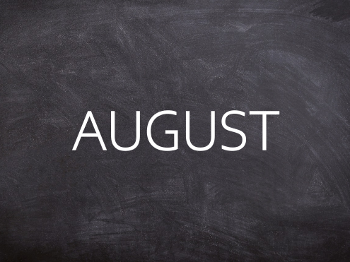 Monochrome Tafel mit dem Wort "AUGUST" in großer, weißer Schrift.