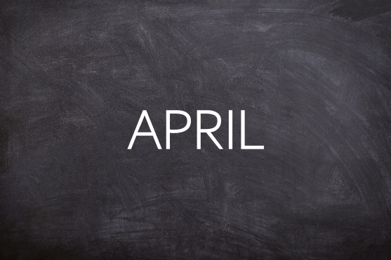 April Der Text "APRIL" auf einer schwarzen Tafel.