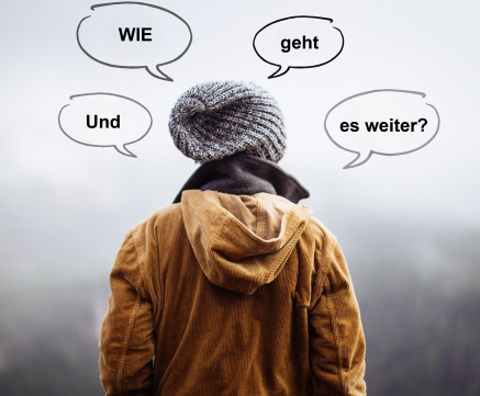 wie-geht-es-weiter Person mit Mütze, steht von hinten, umgeben von Sprechblasen mit Fragen.