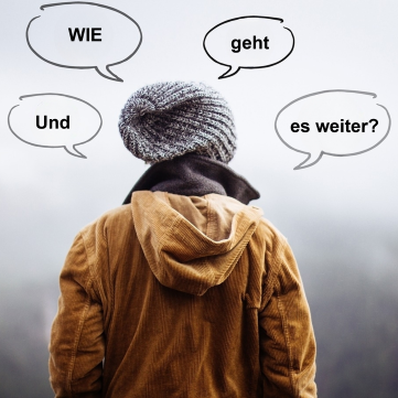 Person mit Mütze, steht von hinten, umgeben von Sprechblasen mit Fragen.